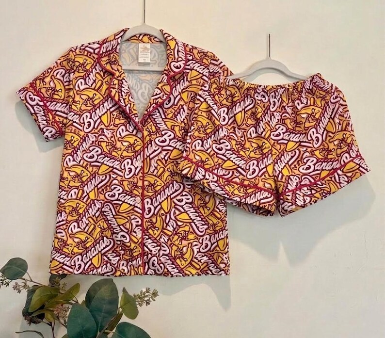 Pu&ograve; includere: Una tazza di ceramica bianca con manico nero e la scritta "But First, Coffee" in nero, in grassetto. La tazza &egrave; su una superficie bianca.