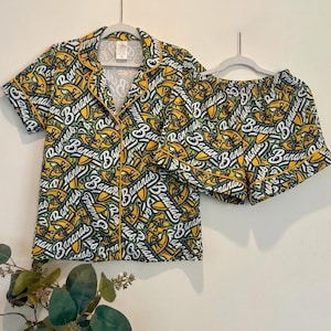 Pu&ograve; includere: Un set di tre ciotole impilabili in ceramica nei toni del blu, verde e bianco. Le ciotole presentano un design maculato e sono di dimensioni graduate, con la pi&ugrave; grande di circa 15 cm di diametro.