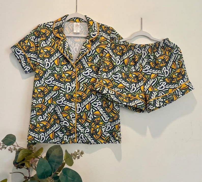 Pu&ograve; includere: Un set di tre ciotole impilabili in ceramica nei toni del blu, verde e bianco. Le ciotole presentano un design maculato e sono di dimensioni graduate, con la pi&ugrave; grande di circa 15 cm di diametro.