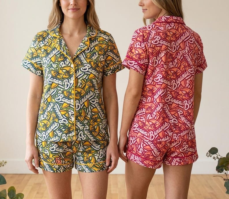 Pu&ograve; includere: Due completi di pigiami a maniche corte. Uno &egrave; giallo con un motivo a banana e testo, l'altro &egrave; rosso con un motivo simile. Entrambi i completi hanno una camicia con colletto e pantaloncini.