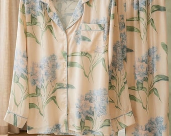 Elegante pigiama in raso blu ortensia, a maniche lunghe con colletto classico e profili a contrasto.