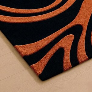 Tappeto moderno astratto, con motivo ondulato nero e arancione bruciato, tappeto minimalista per soggiorno, decorazione contemporanea per pavimenti, tappeto morbido e soffice immagine 3