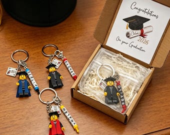 Aangepast afstudeercadeau，minifiguren herdenkingsmunten，unisex afstudeercadeaus，3D-bouwsteenkaart en sleutelhanger in pixelstijl