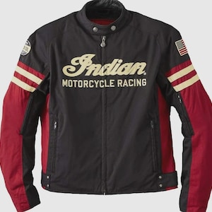 Puede incluir: Chaqueta de moto negra con mangas rojas y rayas color crema. La chaqueta presenta la palabra "Indian" en escritura color crema, con "MOTORCYCLE RACING" debajo. Un parche de la bandera estadounidense está en la manga derecha.