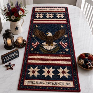 Puede incluir: Camino de mesa patriótico con fondo azul marino, rayas rojas y blancas, y patrones de estrellas. Presenta un águila con las alas extendidas, banderas americanas y el texto "UNITED STATES - 250 YEARS - 1776-2026".