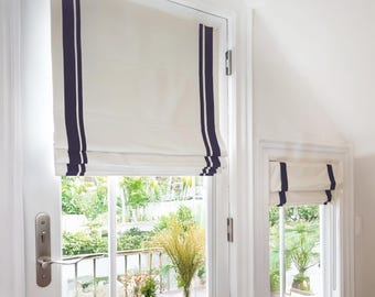 Estor romano de lino blanco con ribete azul, persianas para ventanas