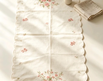 Vintage handbeschilderde linnen tafelloper met bloemenmotief, tafelkleed met geschulpte rand en borduurwerk, retro landelijke decoratie voor bruiloft of diner, een erfstukcadeau.