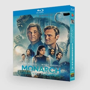 以下が含まれることがあります： 「Monarch: Legacy of Monsters」シーズン1のBlu-rayディスクケース。表紙にはカート・ラッセルとワイアット・ラッセルが写っており、背景にはモンスターが描かれています。ケースは青色で、英語と中国語のテキストが記載されています。