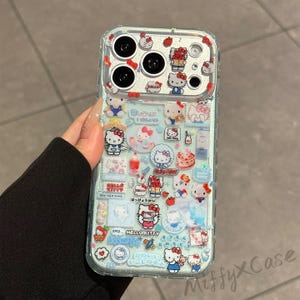 Puede incluir: Funda de tel&eacute;fono transparente decorada con pegatinas del personaje Hello Kitty. Las pegatinas presentan a Hello Kitty en varias poses, junto con otros gr&aacute;ficos tem&aacute;ticos. La funda tiene un borde transparente y un fondo azul claro.