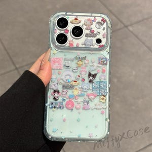 Puede incluir: Funda de tel&eacute;fono transparente con un fondo azul claro y varios dise&ntilde;os de personajes de dibujos animados. La funda tiene un efecto brillante y el texto "MiffyXCase" es visible en la parte inferior derecha.