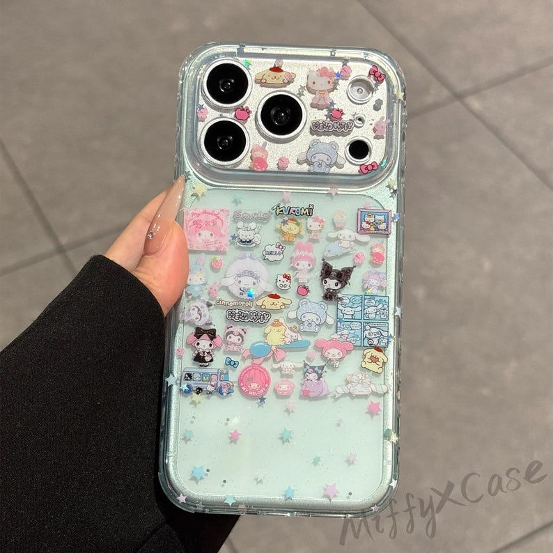 Puede incluir: Funda de tel&eacute;fono transparente con un fondo azul claro y varios dise&ntilde;os de personajes de dibujos animados. La funda tiene un efecto brillante y el texto "MiffyXCase" es visible en la parte inferior derecha.