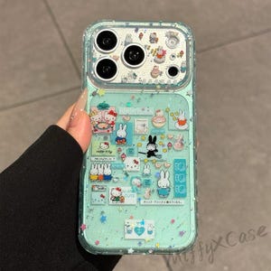 Puede incluir: Funda transparente para tel&eacute;fono con fondo verde menta y varios dise&ntilde;os de personajes de dibujos animados. La funda presenta a Hello Kitty, Miffy y otras ilustraciones lindas. La funda tiene un efecto brillante y el texto "OU ARE CUTE" es visible.