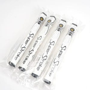 Pu&ograve; includere: Quattro impugnature per putter da golf bianche con la scritta "Super Stroke" in nero. Ogni impugnatura presenta un disegno a ragnatela con una grafica di ragno. Le impugnature sono confezionate in un sacchetto di plastica trasparente.