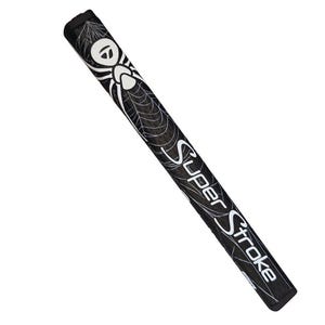 Puede incluir: Empu&ntilde;adura de putter de golf SuperStroke en blanco y negro. La empu&ntilde;adura presenta un dise&ntilde;o de ara&ntilde;a y telara&ntilde;a blanco, con las palabras "Super Stroke" en blanco. La empu&ntilde;adura est&aacute; dise&ntilde;ada para mejorar el tacto y el control en el green.