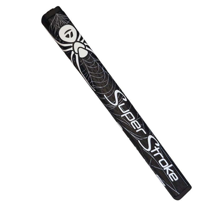 Puede incluir: Empu&ntilde;adura de putter de golf SuperStroke en blanco y negro. La empu&ntilde;adura presenta un dise&ntilde;o de ara&ntilde;a y telara&ntilde;a blanco, con las palabras "Super Stroke" en blanco. La empu&ntilde;adura est&aacute; dise&ntilde;ada para mejorar el tacto y el control en el green.