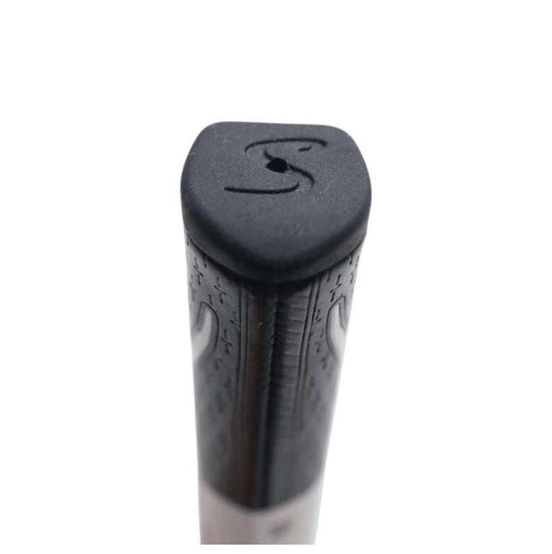 Puede incluir: Primer plano de un grip de palo de golf negro con una superficie texturizada y un eje blanco. El grip presenta un logotipo "S" estilizado en el extremo. El grip tiene un patr&oacute;n de peque&ntilde;as formas repetidas.