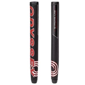 Op de afbeelding: Twee zwarte golf putter grips. E&eacute;n grip heeft het woord "ODYSSEY" in rood en wit. De andere grip heeft de woorden "STROKE LAB" in wit en rood. Beide grips hebben een getextureerd oppervlak.