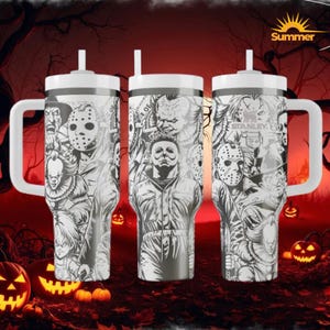 K&ouml;nnte beinhalten: Drei Edelstahlbecher mit wei&szlig;en Griffen und Deckeln. Jeder Becher zeigt eine Schwarz-Wei&szlig;-Grafik von Horrorfilmfiguren. Die Becher sind mit Bildern von Michael Myers, Jason Voorhees und Pennywise verziert. Der Hintergrund ist ein Halloween-Thema.