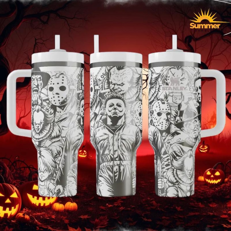 K&ouml;nnte beinhalten: Drei Edelstahlbecher mit wei&szlig;en Griffen und Deckeln. Jeder Becher zeigt eine Schwarz-Wei&szlig;-Grafik von Horrorfilmfiguren. Die Becher sind mit Bildern von Michael Myers, Jason Voorhees und Pennywise verziert. Der Hintergrund ist ein Halloween-Thema.
