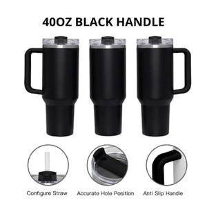 K&ouml;nnte beinhalten: Drei schwarze, isolierte 1,18-Liter-Becher mit transparenten Deckeln und schwarzen Griffen. Das Bild enth&auml;lt Nahaufnahmen der Strohhalmkonfiguration, der Lochposition und des rutschfesten Griffs. Der Text auf dem Bild lautet "40OZ BLACK HANDLE".