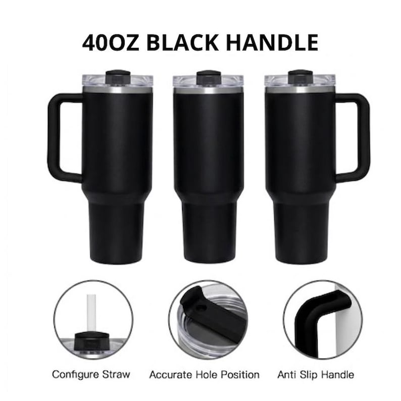 K&ouml;nnte beinhalten: Drei schwarze, isolierte 1,18-Liter-Becher mit transparenten Deckeln und schwarzen Griffen. Das Bild enth&auml;lt Nahaufnahmen der Strohhalmkonfiguration, der Lochposition und des rutschfesten Griffs. Der Text auf dem Bild lautet "40OZ BLACK HANDLE".