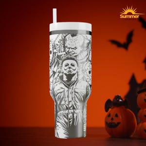 K&ouml;nnte beinhalten: Ein Edelstahlbecher mit wei&szlig;em Deckel und Strohhalm. Der Becher zeigt eine Schwarz-Wei&szlig;-Grafik von Horrorfilmfiguren, darunter Michael Myers. Der Becher ist f&uuml;r kalte Getr&auml;nke konzipiert.