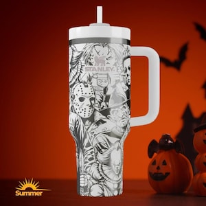 K&ouml;nnte beinhalten: Ein wei&szlig;-schwarzer Stanley-Becher mit einem Design von Horrorfilmfiguren. Der Becher hat einen wei&szlig;en Griff, Deckel und Strohhalm. Das Wort "Stanley" ist auf dem Becher sichtbar. Das Wort "Summer" befindet sich unten links.