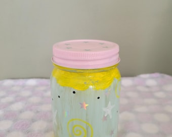 Tarro de almacenamiento/decoración pintado a mano con estrellas y espirales en colores pastel