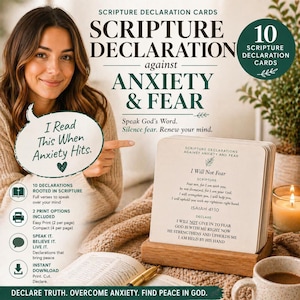Op de afbeelding: Een stapel Scripture Declaration Cards tegen Angst & Vrees. De kaarten worden weergegeven op een houten standaard, met de tekst "Ik zal niet vrezen". De afbeelding toont een vrouw die naar de kaarten wijst.