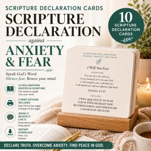 Puede incluir: Un conjunto de tarjetas de declaración de las Escrituras contra la ansiedad y el miedo, presentado en un soporte de madera. Las tarjetas contienen texto de Isaías 41:10 y otras declaraciones. La imagen incluye el texto "Habla la Palabra de Dios. Silencia el miedo. Renueva tu mente."