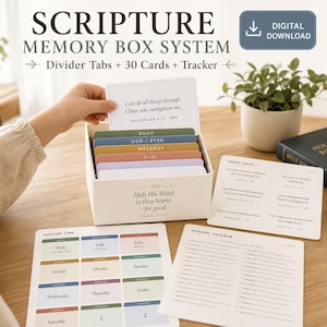 Könnte beinhalten: Ein Schriftstellen-Gedächtnisbox-System mit einer weißen Aufbewahrungsbox mit dem Text Hide His Word in their hearts—for good. PSALM 119:11, farbigen Trennblättern, 30 Verskarten, einem Merk-Tracker-Blatt und einer Trennblatt-Referenzliste.