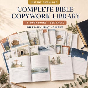 Pode incluir: Uma coleção de 11 cadernos de exercícios intitulada Complete Bible Copywork Library, contendo 555 páginas para idades de 4 a 12 anos. Os livros abertos apresentam páginas pautadas com ilustrações em aquarela de cenas bíblicas, como a arca de Noé.