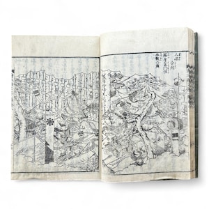 Puede incluir: Libro abierto con dos páginas que presentan ilustraciones detalladas en blanco y negro. Las imágenes representan escenas de una batalla histórica, con figuras, banderas y estructuras. Las páginas tienen un aspecto ligeramente envejecido y texturizado.