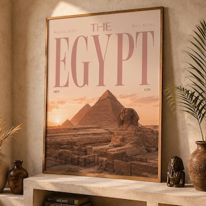 Könnte beinhalten: Ein gerahmter Wandkunstdruck mit dem Titel The Egypt, der einen Sonnenuntergang über den großen Pyramiden und der Sphinx zeigt. Das Poster enthält den Text July 11, 2005, Price 3.00, Giza und City in einer hellbeigen und zartrosa Farbpalette.