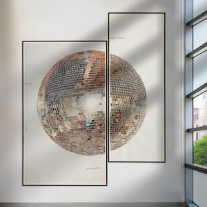 Op de afbeelding: Abstract kunstwerk met een gefragmenteerd discobalontwerp. De bol is samengesteld uit talrijke kleine, reflecterende vierkantjes in bruin, zilver en rood. Het kunstwerk is verdeeld in twee ingelijste secties, tegen een witte achtergrond.