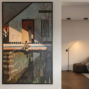 Puede incluir: Gran pintura abstracta enmarcada que representa una escena de casa con figuras. La obra de arte presenta una paleta de colores apagados con tonos de gris, azul y naranja. Una persona está en una piscina y otra está de pie en una puerta.