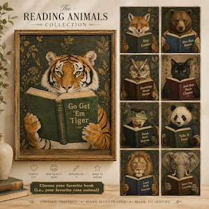 Könnte beinhalten: Eine Sammlung gerahmter Kunstdrucke mit dem Titel The Reading Animals Collection, die einen Tiger zeigt, der ein Buch mit dem Titel Go Get 'Em Tiger liest, sowie sieben kleinere Tierporträts von Fuchs, Bär, Eule, Katze, Frosch, Panda, Löwe und Elefant, die jeweils ein Buch mit individuellem Text lesen.