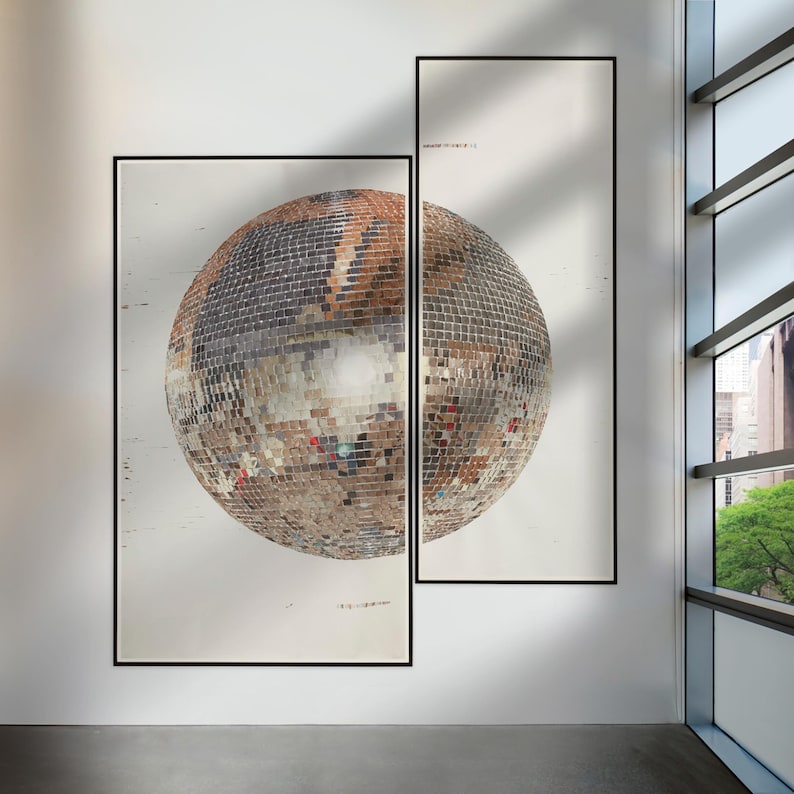 Op de afbeelding: Abstract kunstwerk met een gefragmenteerd discobalontwerp. De bol is samengesteld uit talrijke kleine, reflecterende vierkantjes in bruin, zilver en rood. Het kunstwerk is verdeeld in twee ingelijste secties, tegen een witte achtergrond.