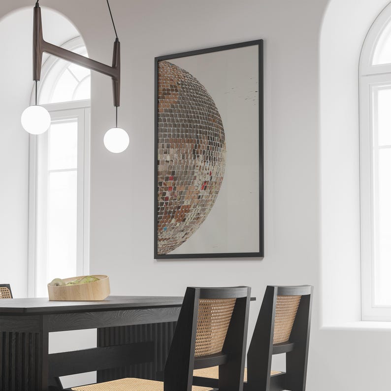 Op de afbeelding: Een rustiek houten bord met de tekst "Welcome to our home" in een handgeschreven stijl. Het bord heeft een verweerde afwerking en een eenvoudig, uitnodigend ontwerp, ideaal voor een veranda of entree.