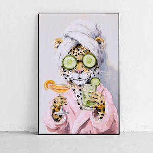 Divertido póster de pared con estampado de leopardo para spa, elegante póster con estampado animal, gato con ojos de pepino en bata de baño, lámina artística de cóctel, decoración glamurosa para el baño