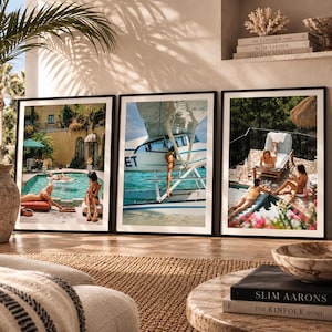 Puede incluir: Tres impresiones fotográficas enmarcadas dispuestas una al lado de la otra. La impresión de la izquierda muestra una escena de piscina con personas descansando. La central presenta un hidroavión blanco sobre agua turquesa. La derecha muestra personas.