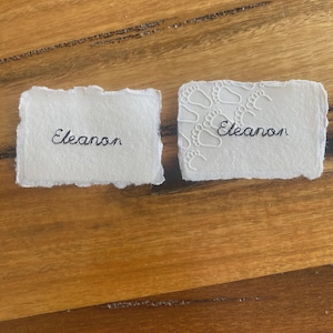 Personalisierte, bestickte Namenskarte für Babys | Geburtsanzeige aus Baumwollpapier