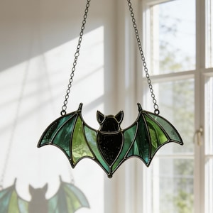 Capture-soleil vitrail représentant une chauve-souris verte, décoration de fenêtre en forme de chauve-souris, décor vitrail fantomatique