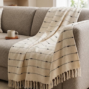 Couverture noire bouclée à rayures flammées Jeté en coton tissé ivoire avec franges Couverture pour canapé style campagnard Jeté de canapé bohème 50 x 60 cm Couverture tissée à la main