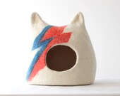 Ziggy Stardust Cat bed, Bowie cat cave, wool cat house. Cat bed with ears, small dog bed. Gift for cat lovers