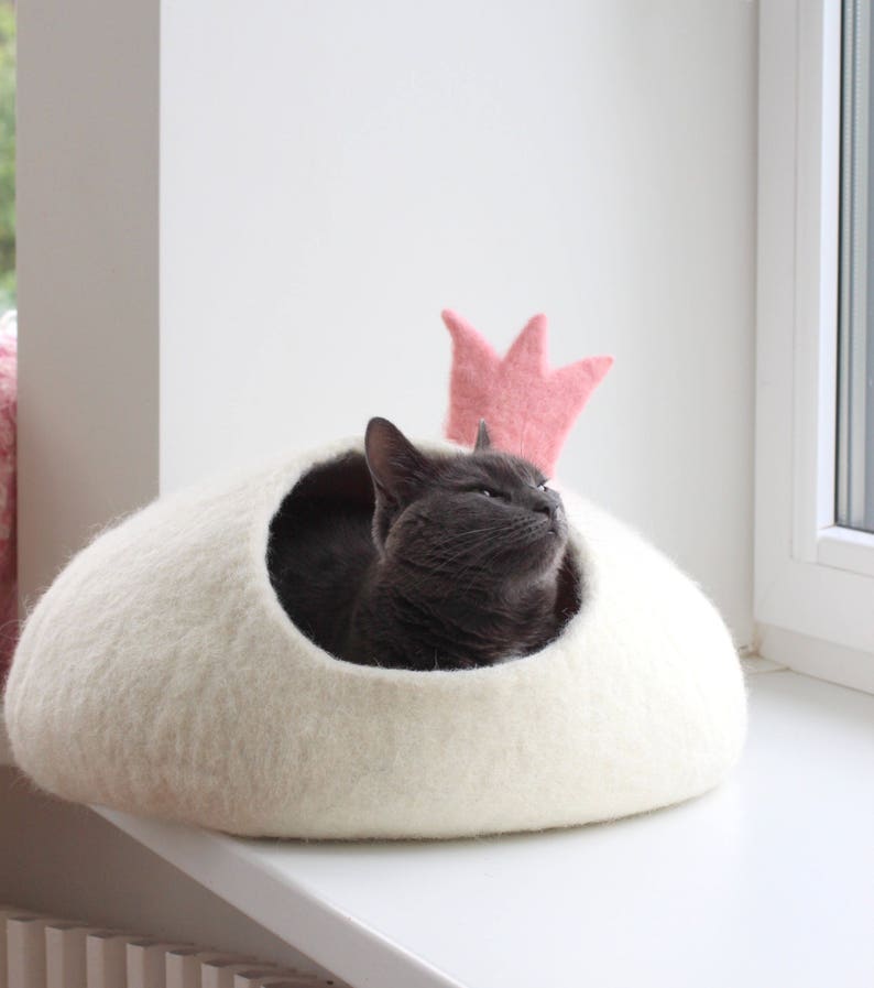 Pet bed PRINCESS. Cat house. Felt cat cave. Gift for pet lovers. image 3