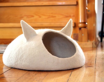 Pets bed / Cat bed - cat cave - cat house - eco-friendly handmade felted wool cat bed - natural white - unique gift - pets gift