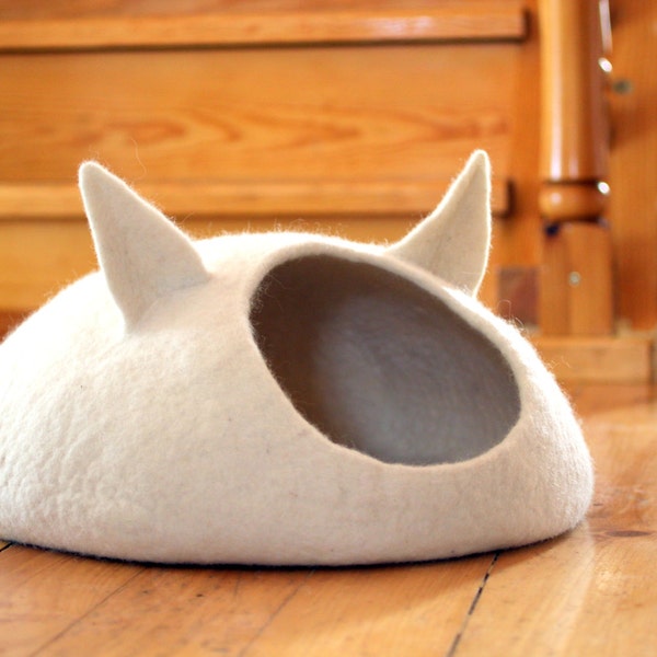 Pets bed / Cat bed - cat cave - cat house - eco-friendly handmade felted wool cat bed - natural white - unique gift - pets gift