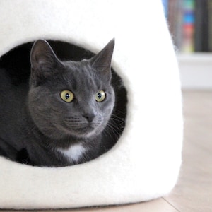 Katzenbett Höhle aus naturweißer gefilzter Wolle. Warmes und gemütliches Haustierbett. Katzenliebhaber Geschenk. Bild 3