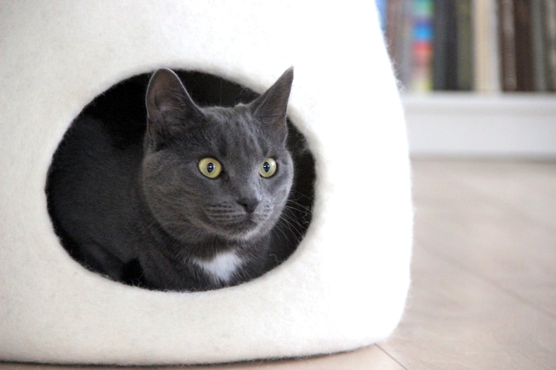 Katzenbett Höhle aus naturweißer gefilzter Wolle. Warmes und gemütliches Haustierbett. Katzenliebhaber Geschenk. Bild 3